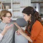 7 frazės marčios, kuri slapta nekenčia savo anytos, bet šypsosi jos akyse 7-frazes-marcios-kuri-slapta-nekencia-savo-anytos-bet-sypsosi.webp.webp