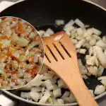 Gausite tobulai apkeptus svogūnus: žiupsnelį jų reikia įdėti tiesiai į