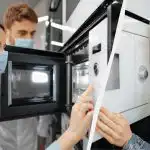 Mokslininkas aiškiai atsakė, ar mikrobangų krosnelių spinduliuotė yra pavojinga: tokiu